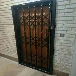 درب و حفاظ آکاردئونی نصب شده روی دیوار در ساری