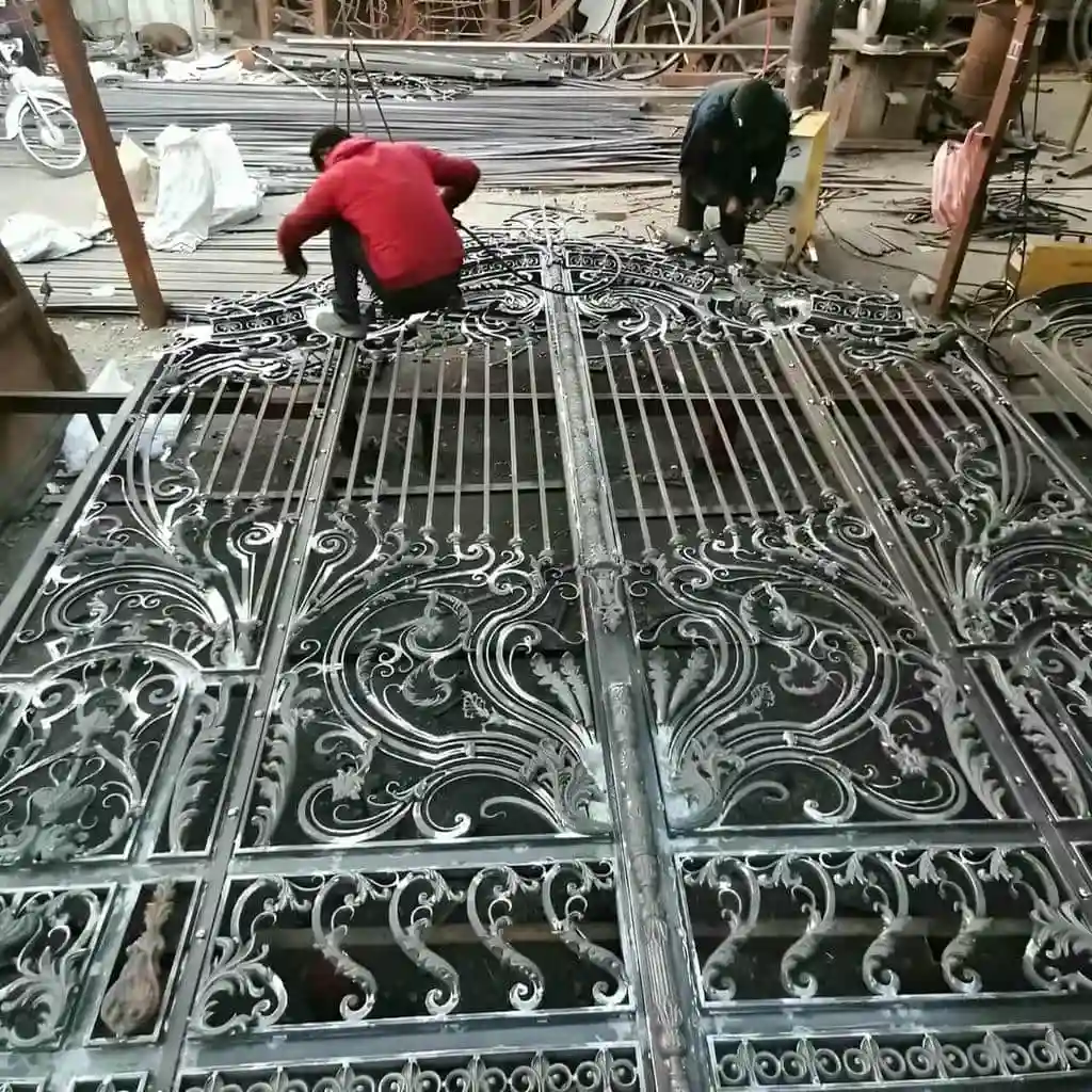 ساخت درب فرفورژه پارکینگ در ساری ساخت درب فرفورژه پارکینگ در ساری