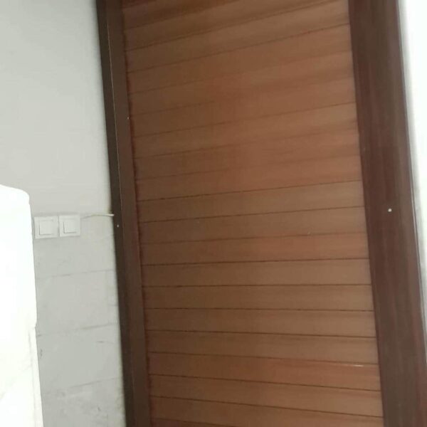 حفاظ کرکره ای برقی پشت درب آپارتمان ساری با تیغه فولادی مقاوم
