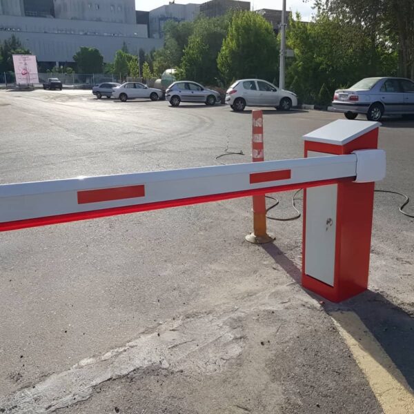راهبند اتوماتیک ساری با موتور الکتریکی در ورودی پارکینگ