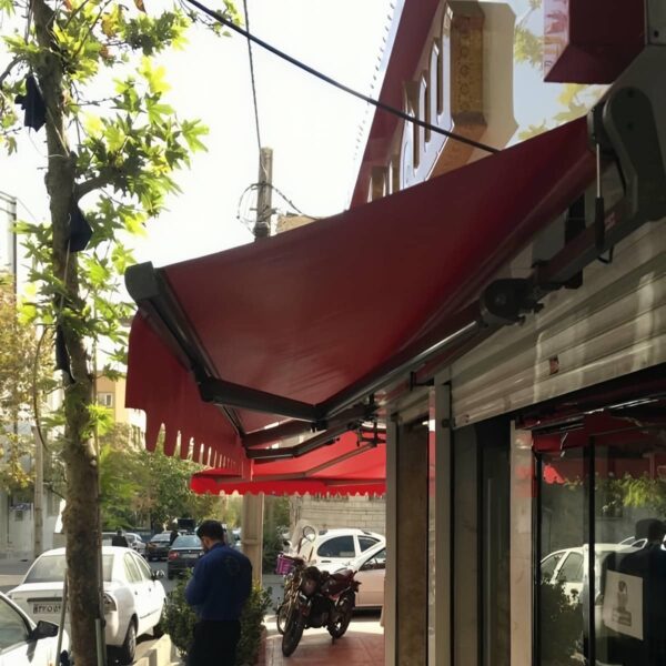 سایبان برقی ساری با پوشش خطی روی نمای ساختمان