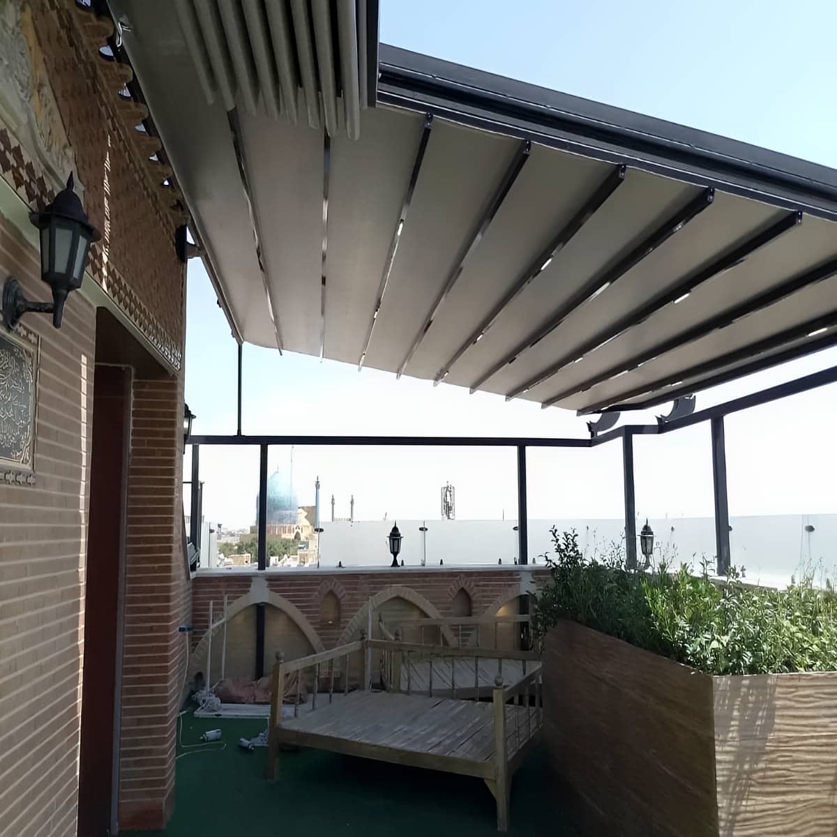 سقف برقی مدرن تراس در ساری با ساختار فلزی مقاوم