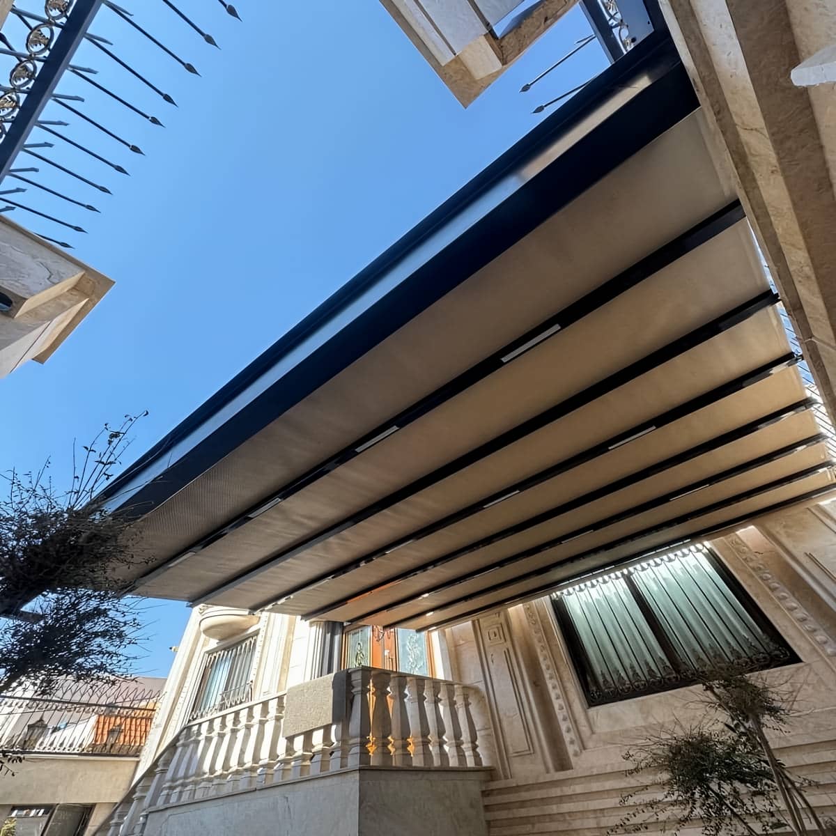 سقف برقی مدرن تراس در ساری با سازه هماهنگ نما