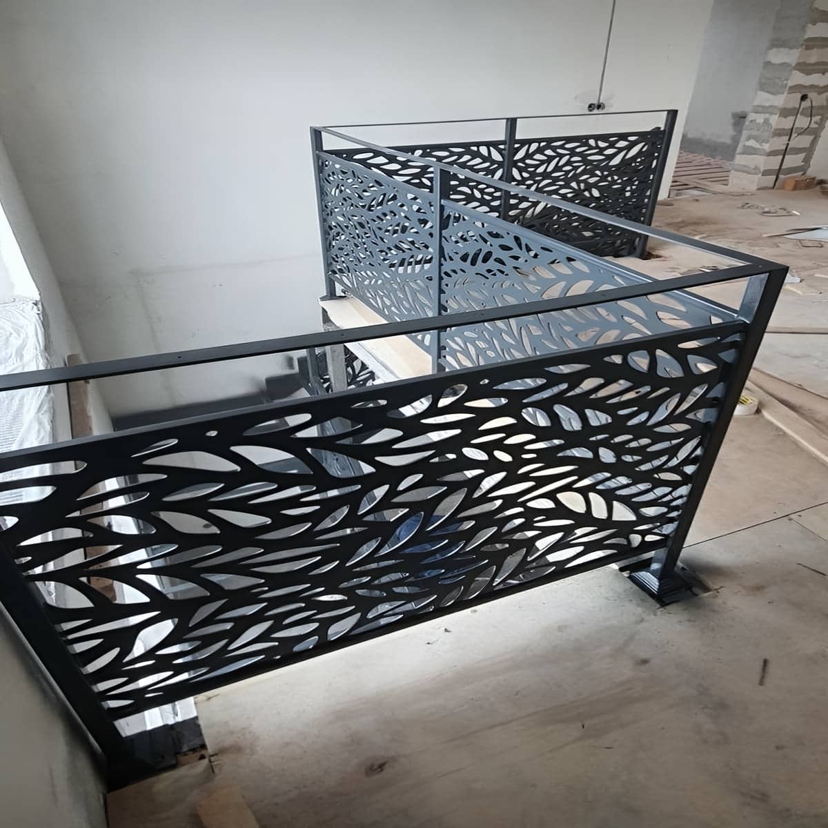 نرده CNC مدرن مینیمال ساری با طرح خطی منظم نرده CNC مدرن مینیمال ساری با طرح خطی منظم
