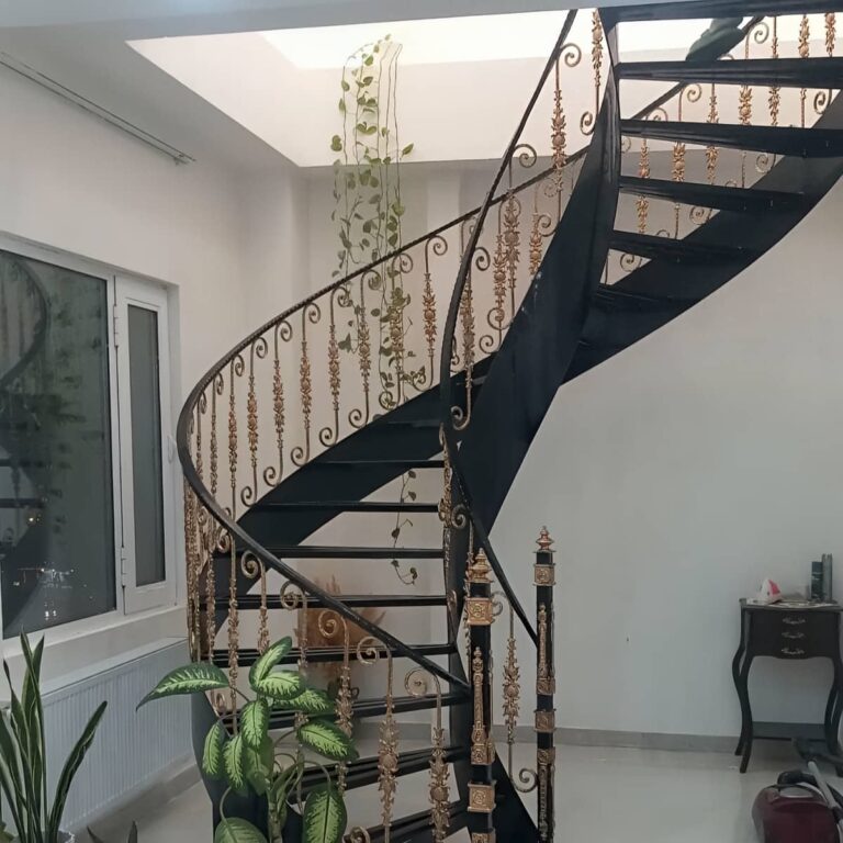 پله آهنی کم‌جا و کاربردی در ساری