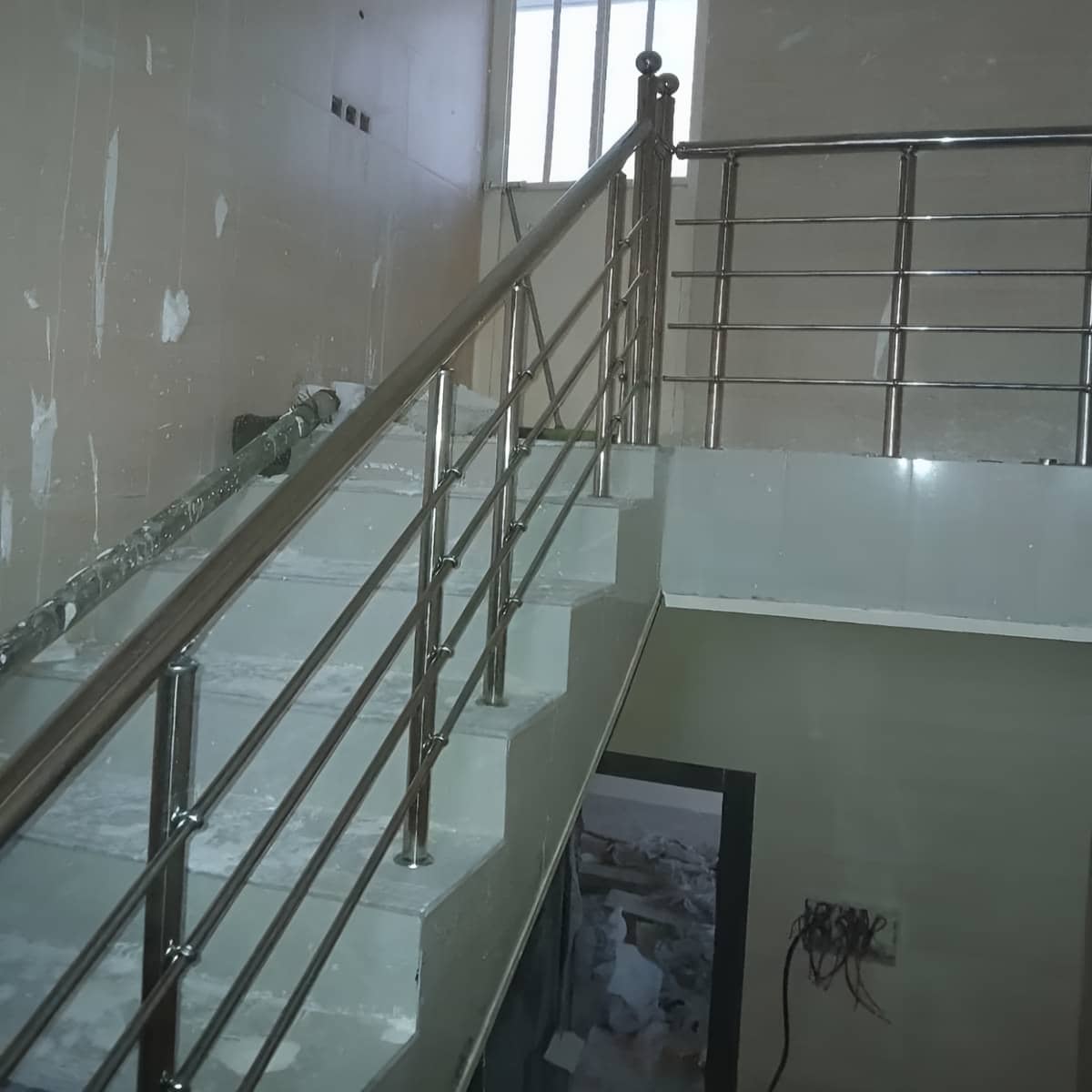 نرده استیل راه پله دوبلکس ساری با خطوط عمودی ایمن