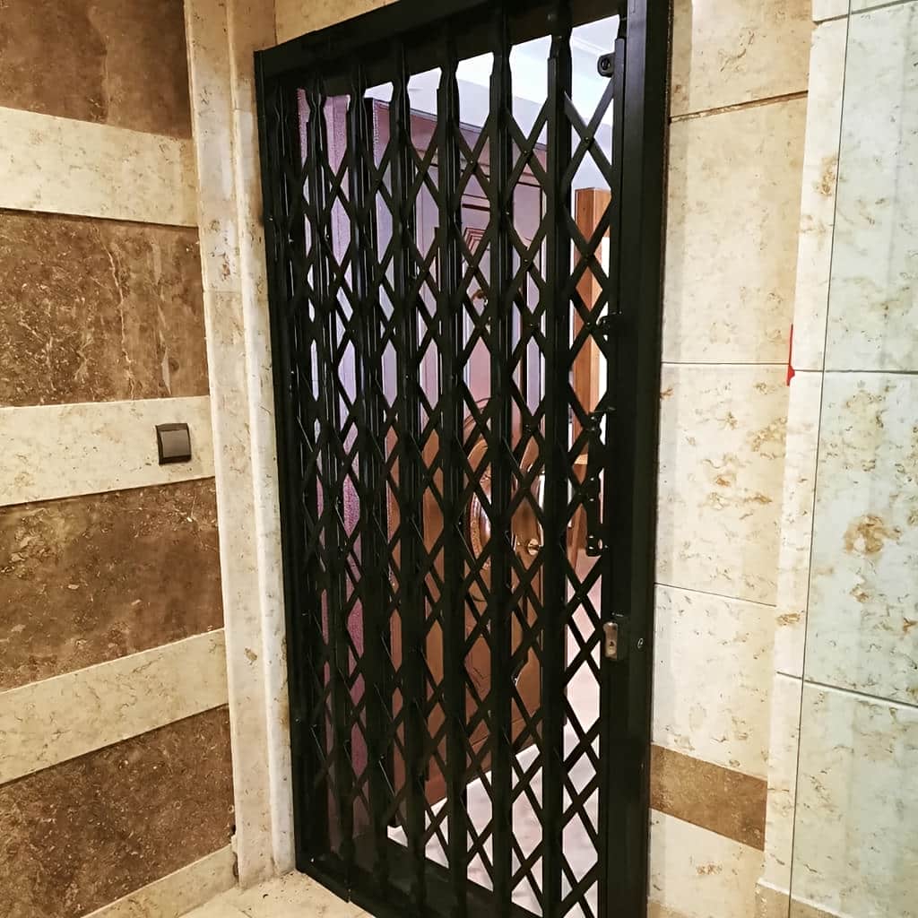 نصب درب آکاردئونی پنج گل دوبل روی ورودی آپارتمان در ساری نصب درب آکاردئونی پنج گل دوبل روی ورودی آپارتمان در ساری