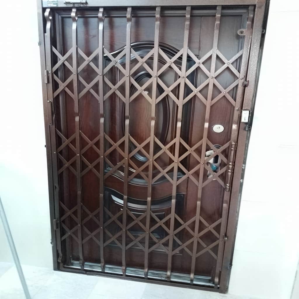 مدل درب آکاردئونی سه گل با تسمه متناسب در ساری