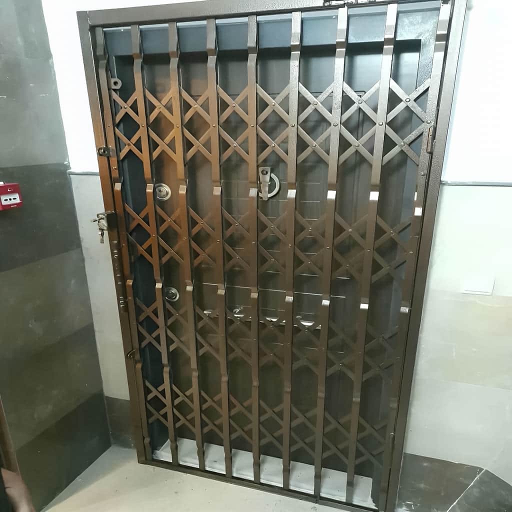 نمونه حفاظ آکاردئونی چهار گل لوزی برای آپارتمان در ساری