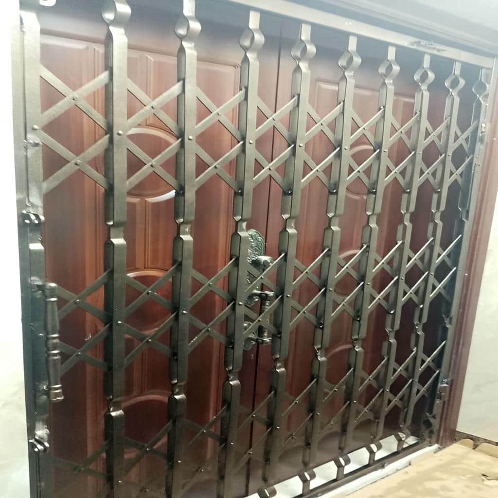 طرح حفاظ آکاردئونی سلطنتی گل دار برای آپارتمان در ساری