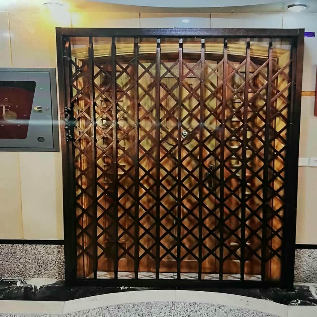 مدل درب آکاردئونی تسمه پهن آهنی با شبکه متراکم در ساری
