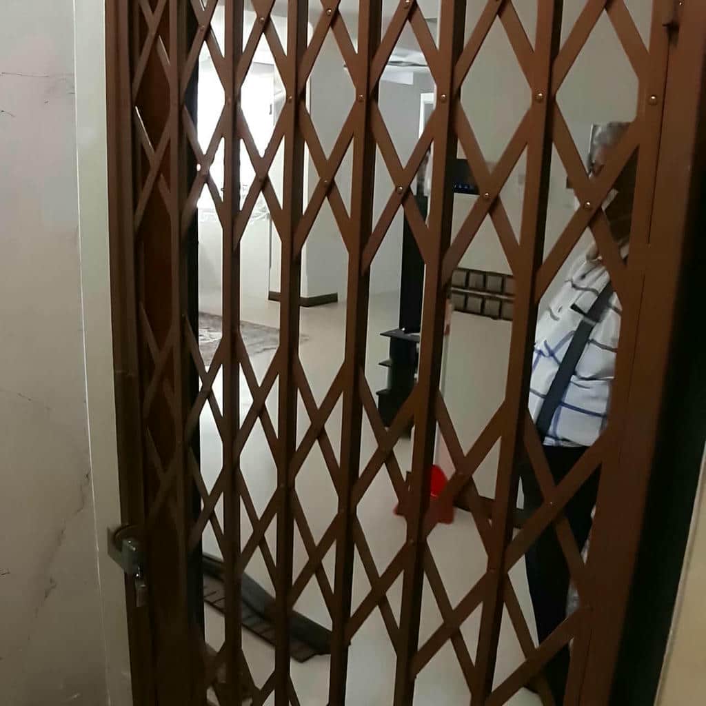 نصب حفاظ آکاردئونی ورودی مجتمع روی دهانه مشترک در ساری