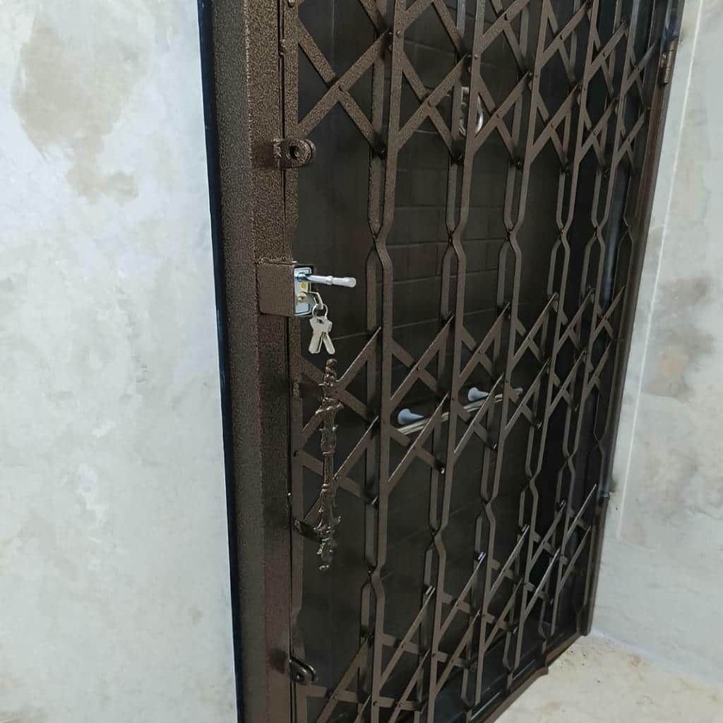 نصب حفاظ پشت درب آپارتمان ریلی روی ورودی واحد در ساری