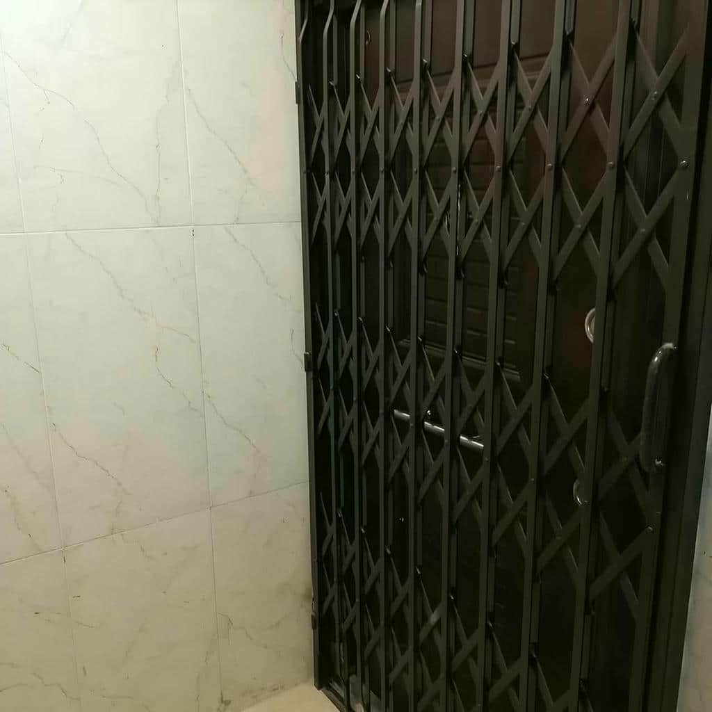8 نمونه درب آکاردئونی تسمه پهن آهنی در ساری