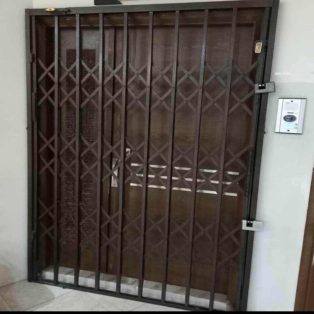 درب آکاردئونی شیک قفل دار مناسب ورودی ساختمان در ساری