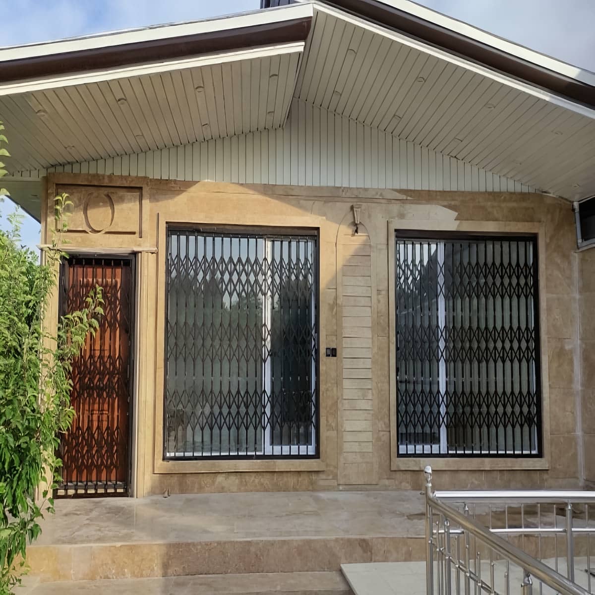 7 طرح درب آکاردئونی مشکی طلایی در ساری