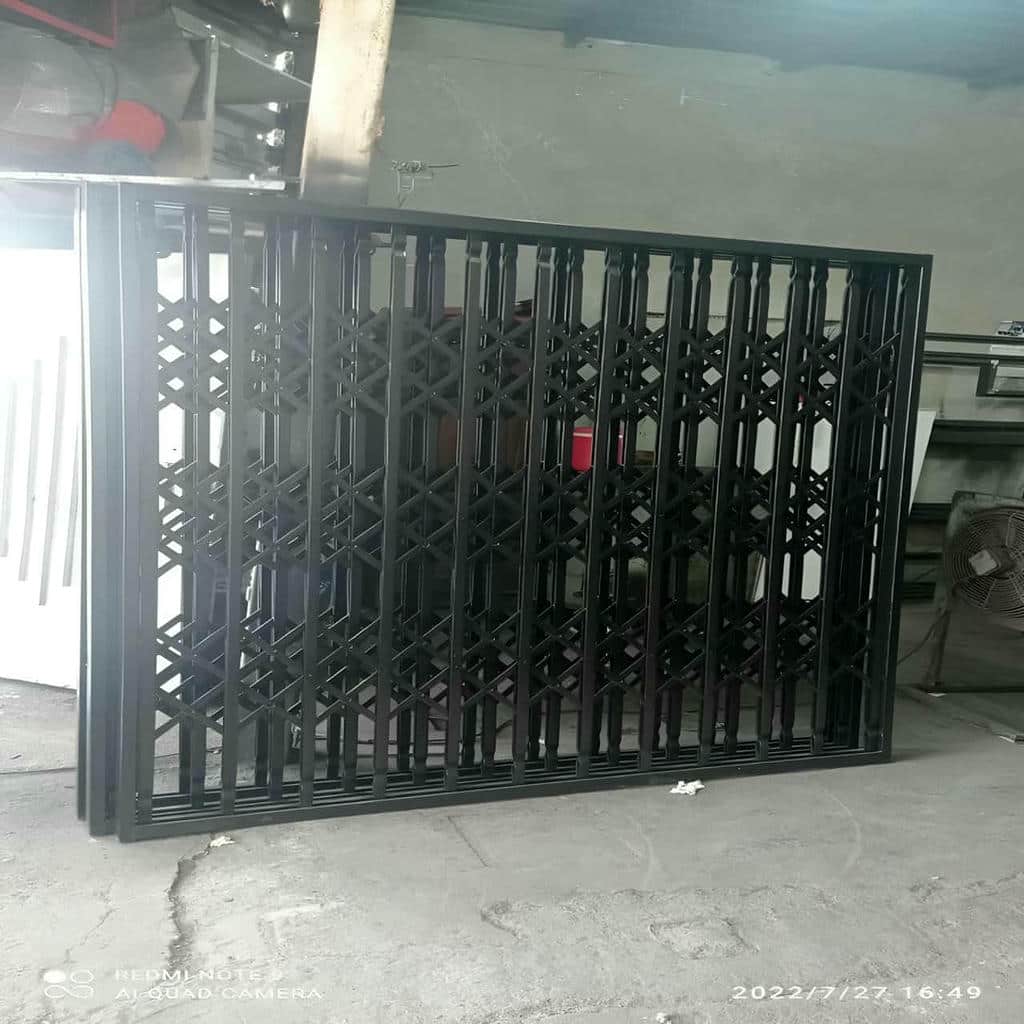 اجرای حفاظ آکاردئونی تسمه پهن آهنی با ریل روان در ساری
