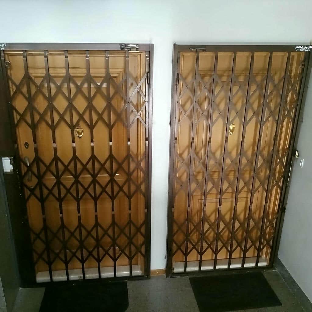 نصب درب آکاردئونی مدرن مشکی ورودی اداری در ساری
