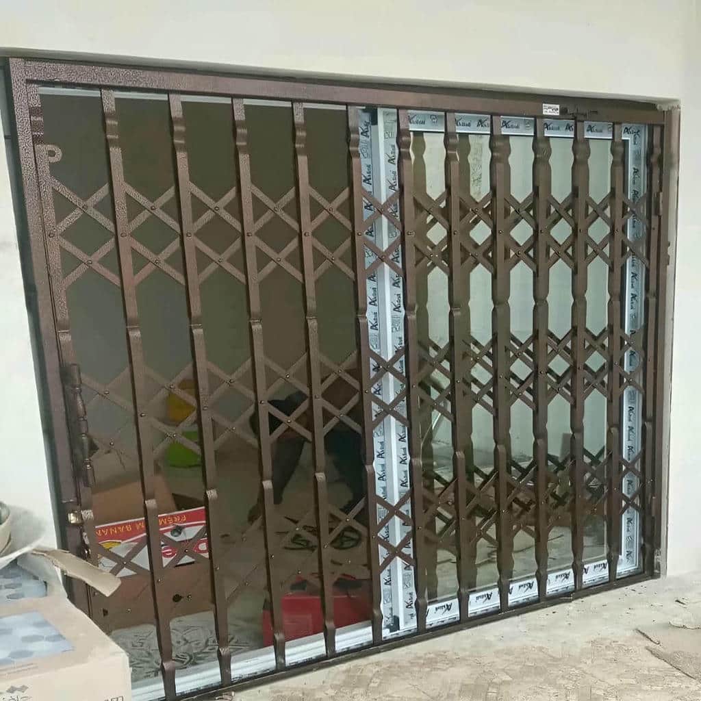 مدل حفاظ آکاردئونی مدرن مشکی برای ورودی دفتر در ساری