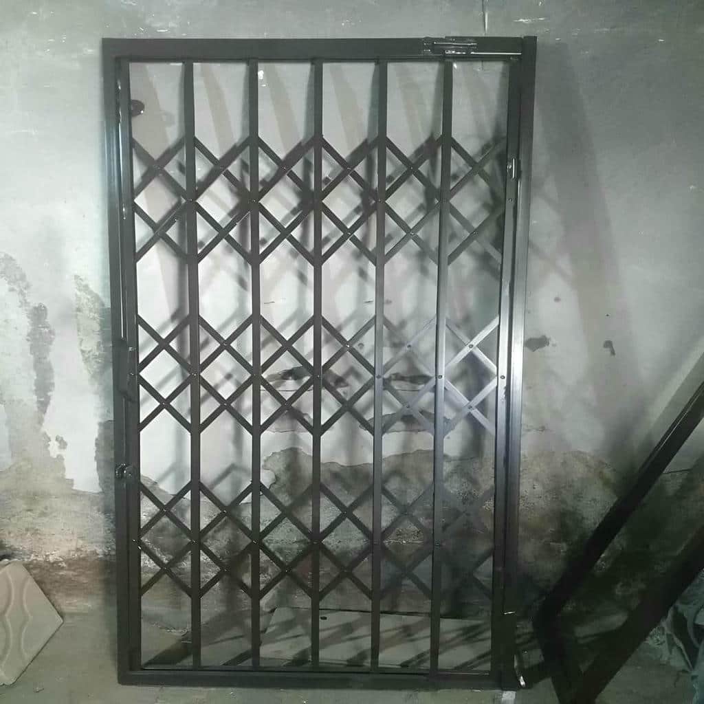 نصب درب آکاردئونی شیک قفل دار روی ورودی واحد در ساری