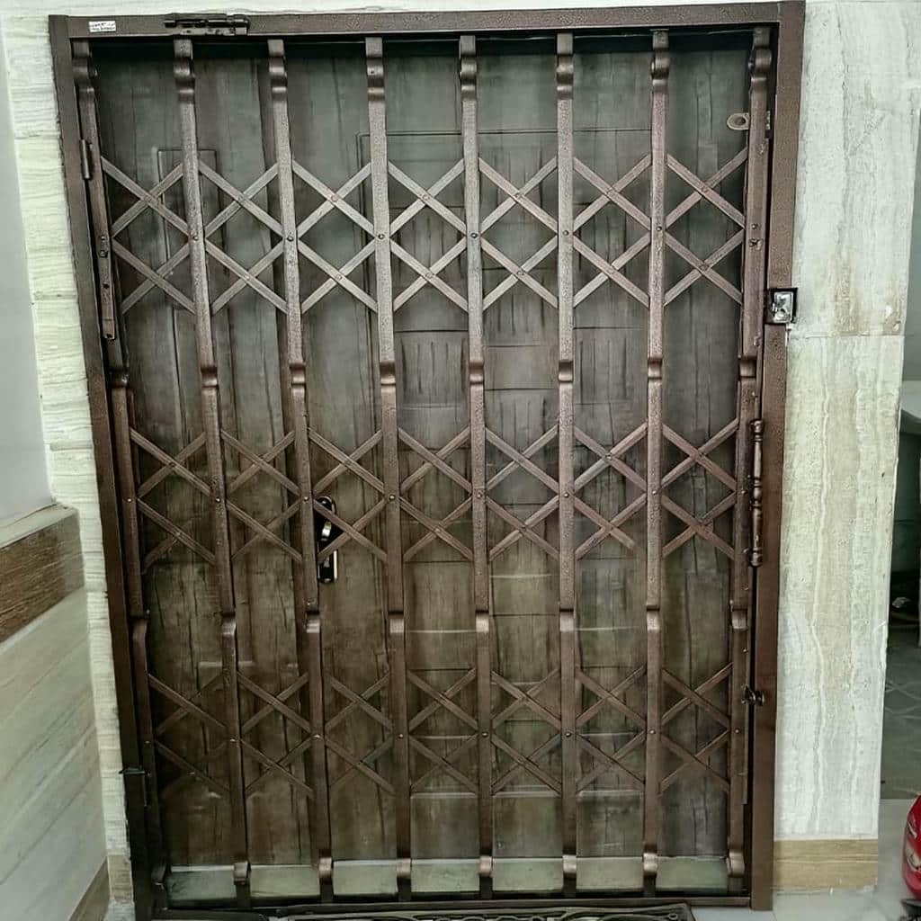 نصب حفاظ درب ضد سرقت فلزی روی ورودی آپارتمان در ساری نصب حفاظ درب ضد سرقت فلزی روی ورودی آپارتمان در ساری