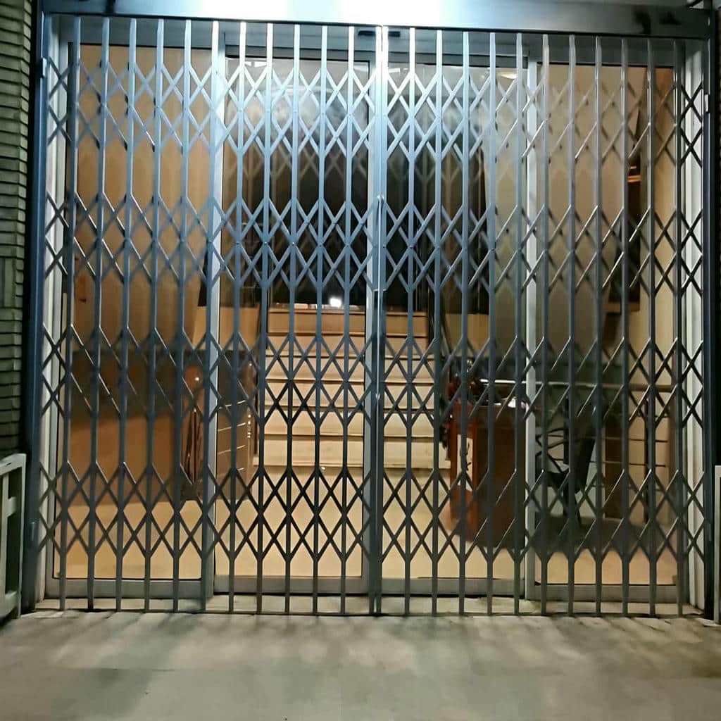 درب آکاردئونی مدرن مشکی ورودی اداری با شبکه منظم در ساری درب آکاردئونی مدرن مشکی ورودی اداری با شبکه منظم در ساری