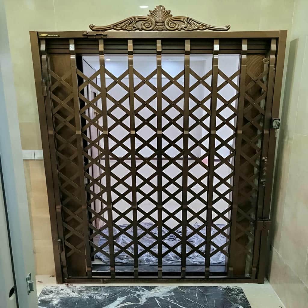 نصب درب آکاردئونی مشکی طلایی روی ورودی واحد در ساری