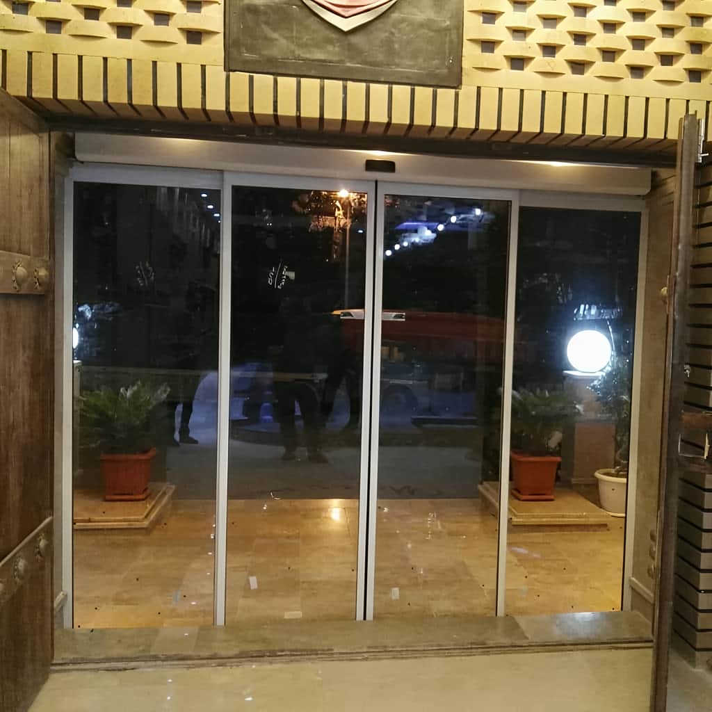 اجرای درب اتوماتیک شیشه ای نیم دایره ای برای فروشگاه در ساری اجرای درب اتوماتیک شیشه ای نیم دایره ای برای فروشگاه در ساری