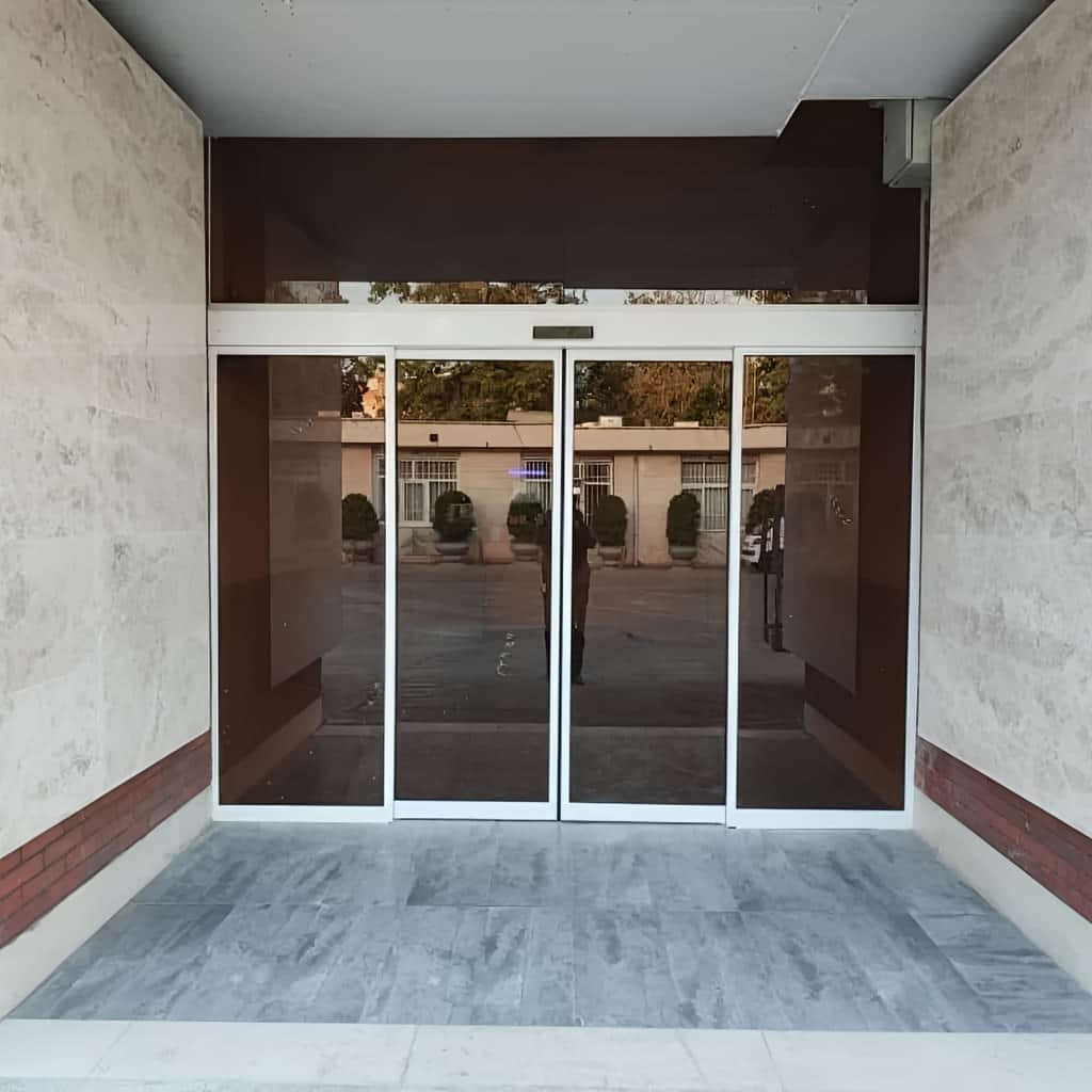 اجرای درب شیشه ای برقی ورودی ساختمان اداری در ساری