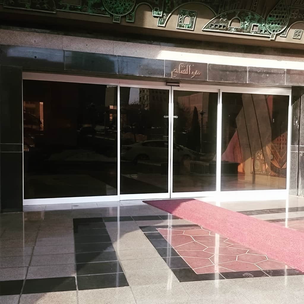 نصب درب شیشه ای گردان با شیشه سکوریت شفاف در ساری نصب درب شیشه ای گردان با شیشه سکوریت شفاف در ساری