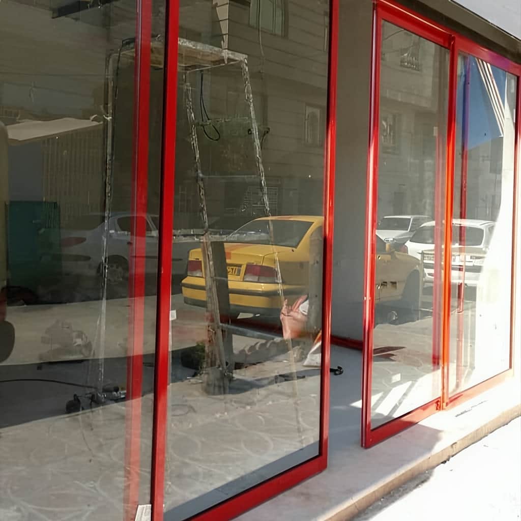 نصب درب شیشه ای سنسوردار لولایی برای دفتر اداری در ساری
