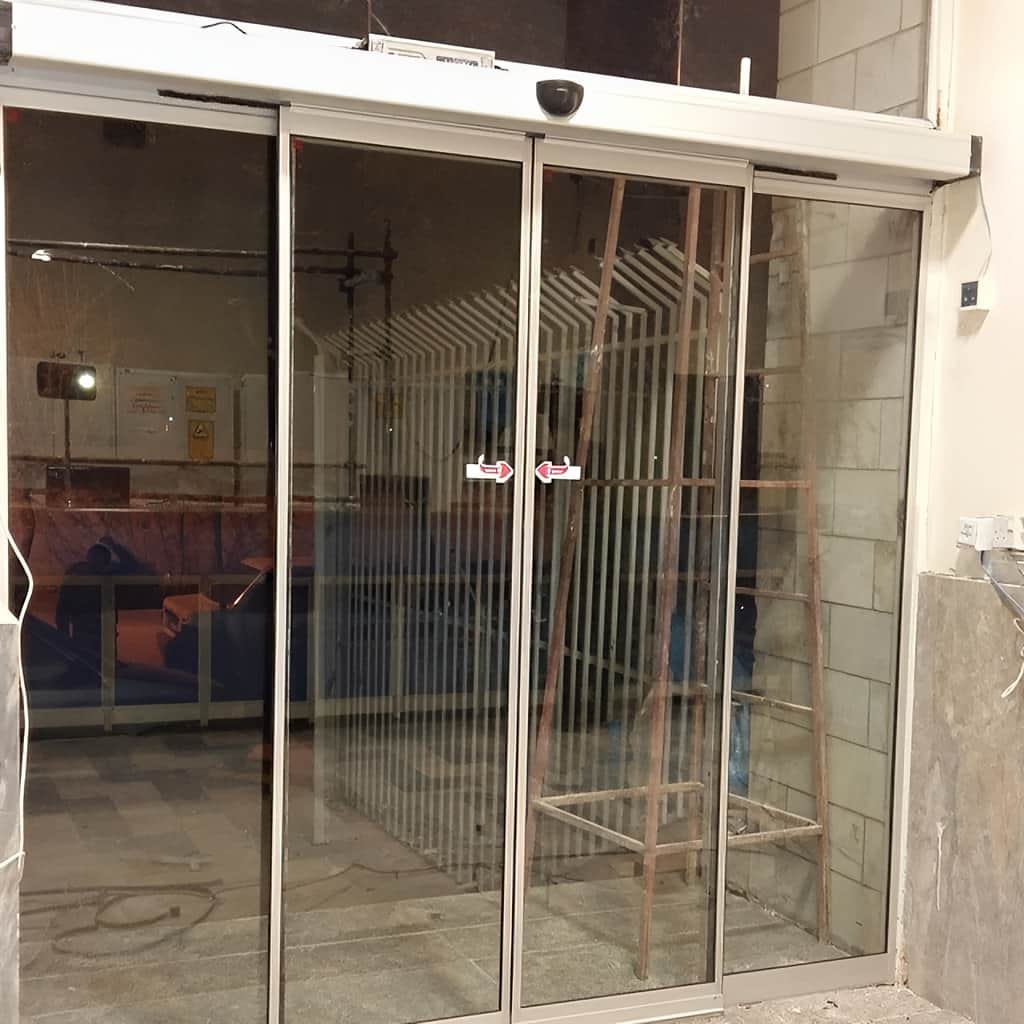 نصب درب شیشه ای سنسوردار بیمارستانی برای مسیر ویلچر در ساری نصب درب شیشه ای سنسوردار بیمارستانی برای مسیر ویلچر در ساری
