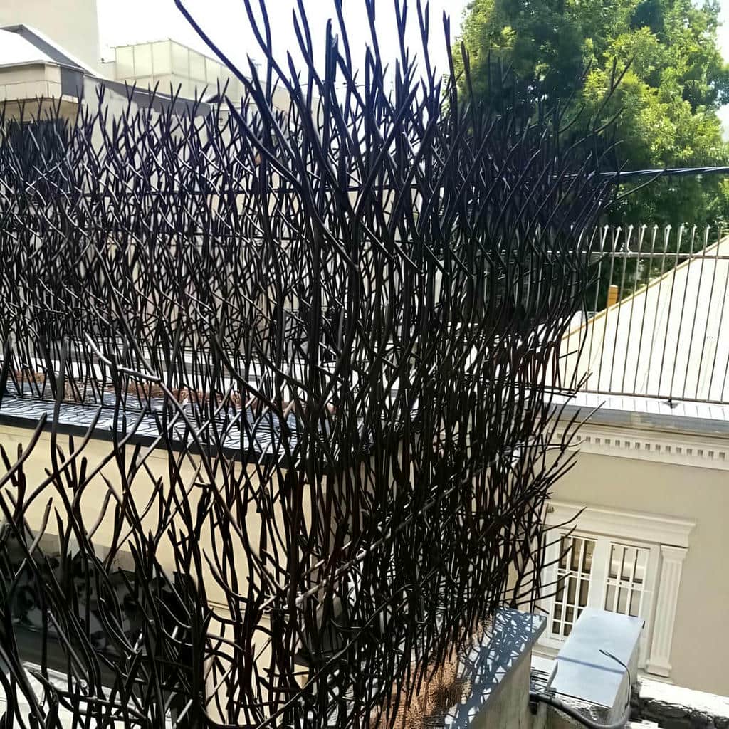 اجرای حفاظ شاخ گوزنی پرتراکم امنیتی با ارتفاع مناسب در ساری