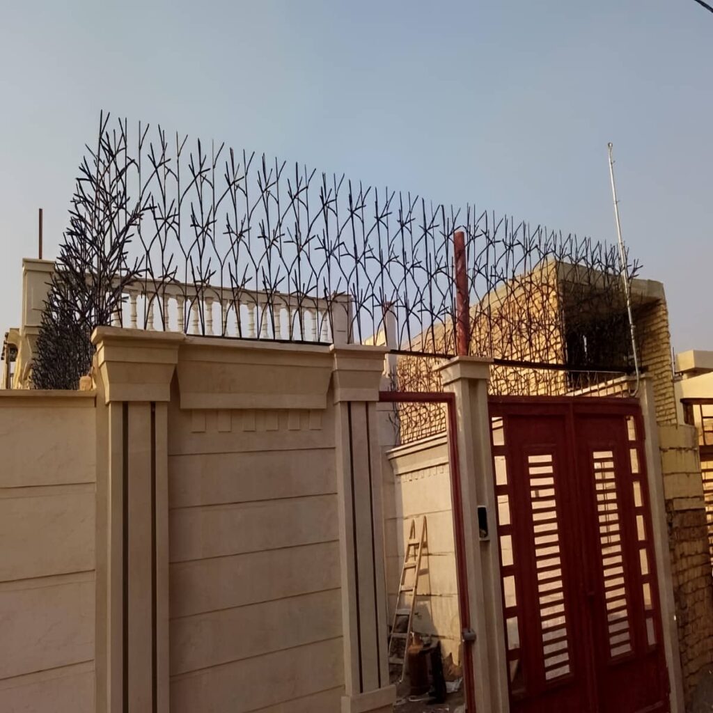 نصب حفاظ شاخ گوزنی ارتفاع بلند روی دیوار ویلا در ساری نصب حفاظ شاخ گوزنی ارتفاع بلند روی دیوار ویلا در ساری