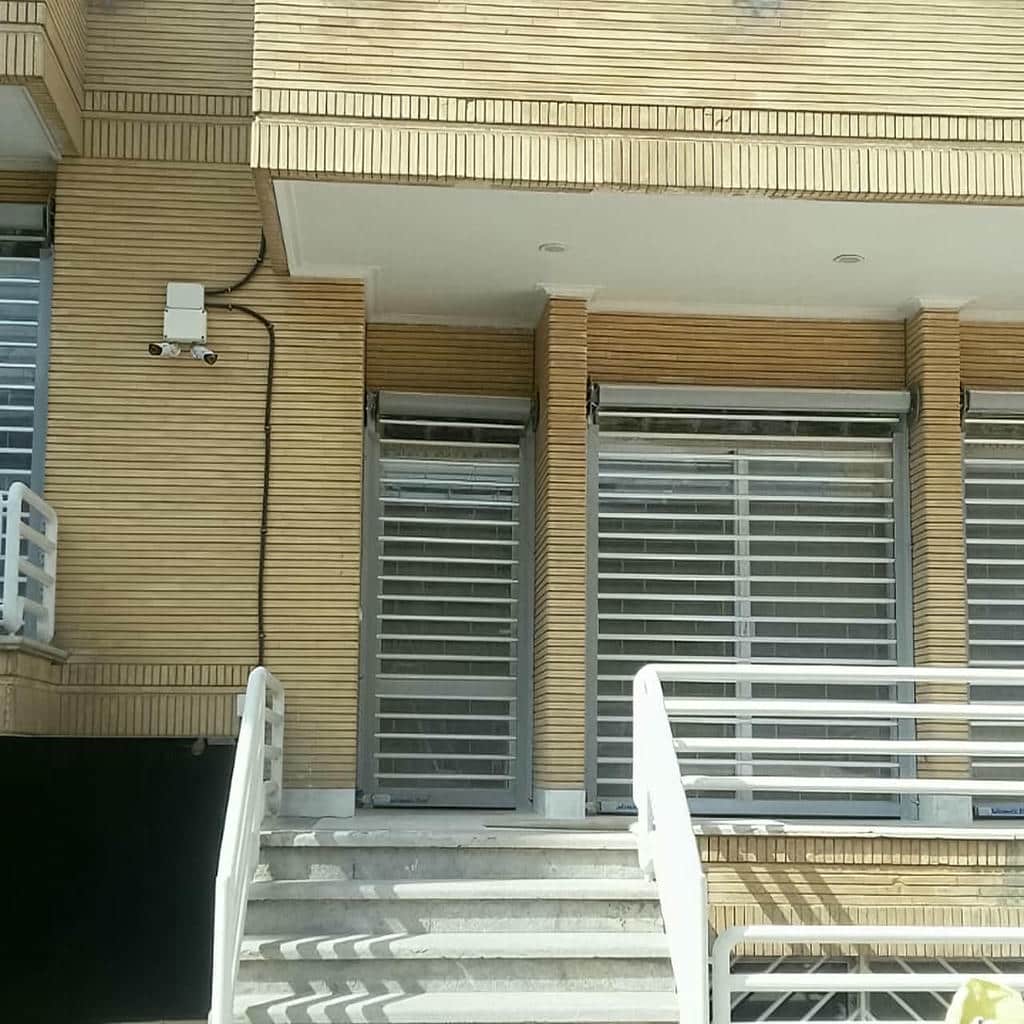 اجرای کرکره اتوماتیک مدرن نمای تجاری متناسب با دهانه در ساری