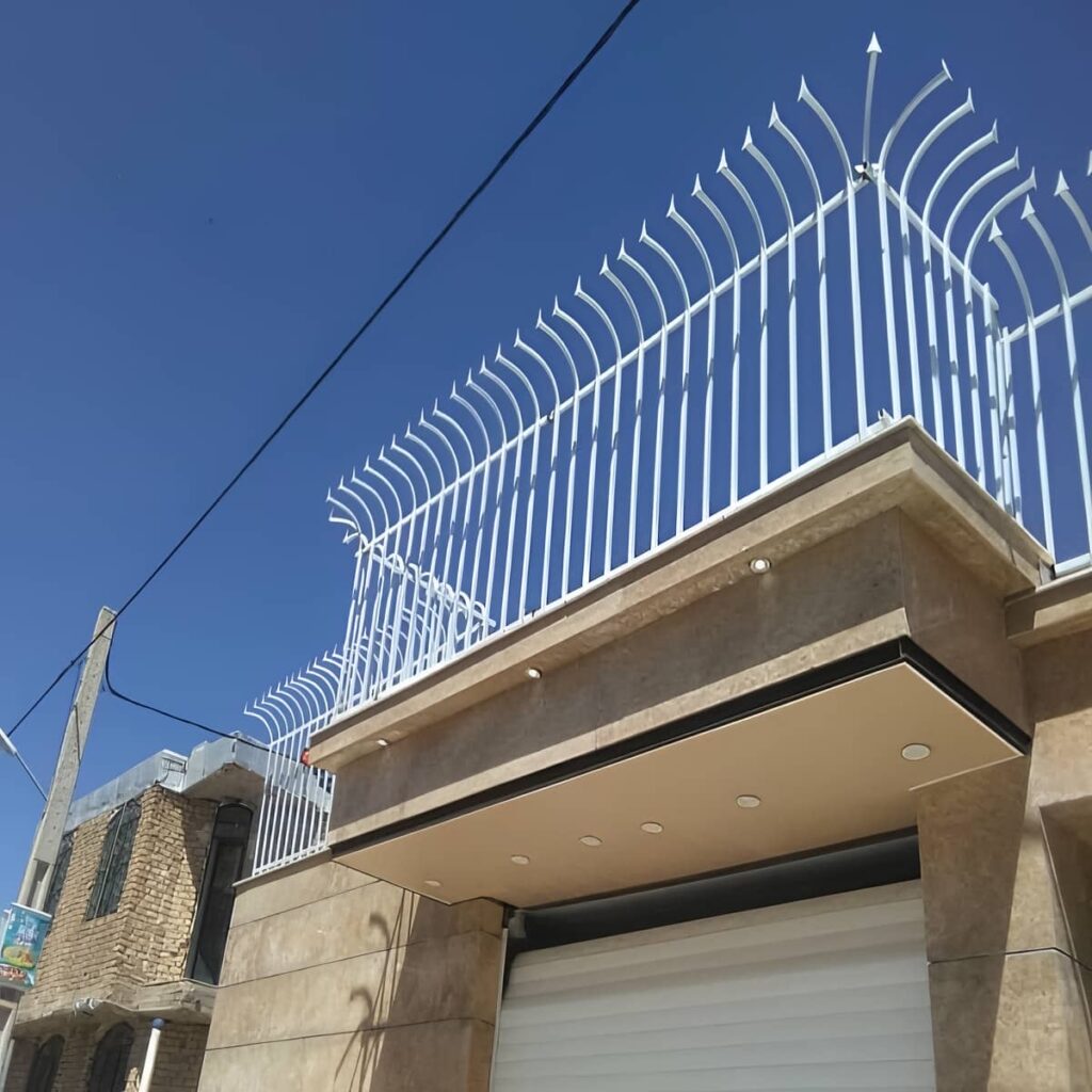 نصب حفاظ سرنیزه ای دوسرنیزه روی دیوار حیاط در ساری نصب حفاظ سرنیزه ای دوسرنیزه روی دیوار حیاط در ساری