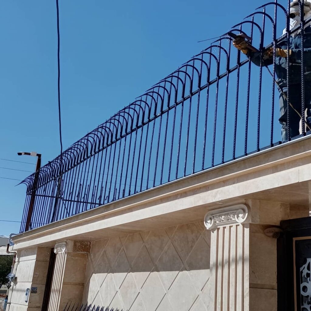 اجرای حفاظ دیوار ویلایی مدرن طرح نیزه با فرم منظم در ساری
