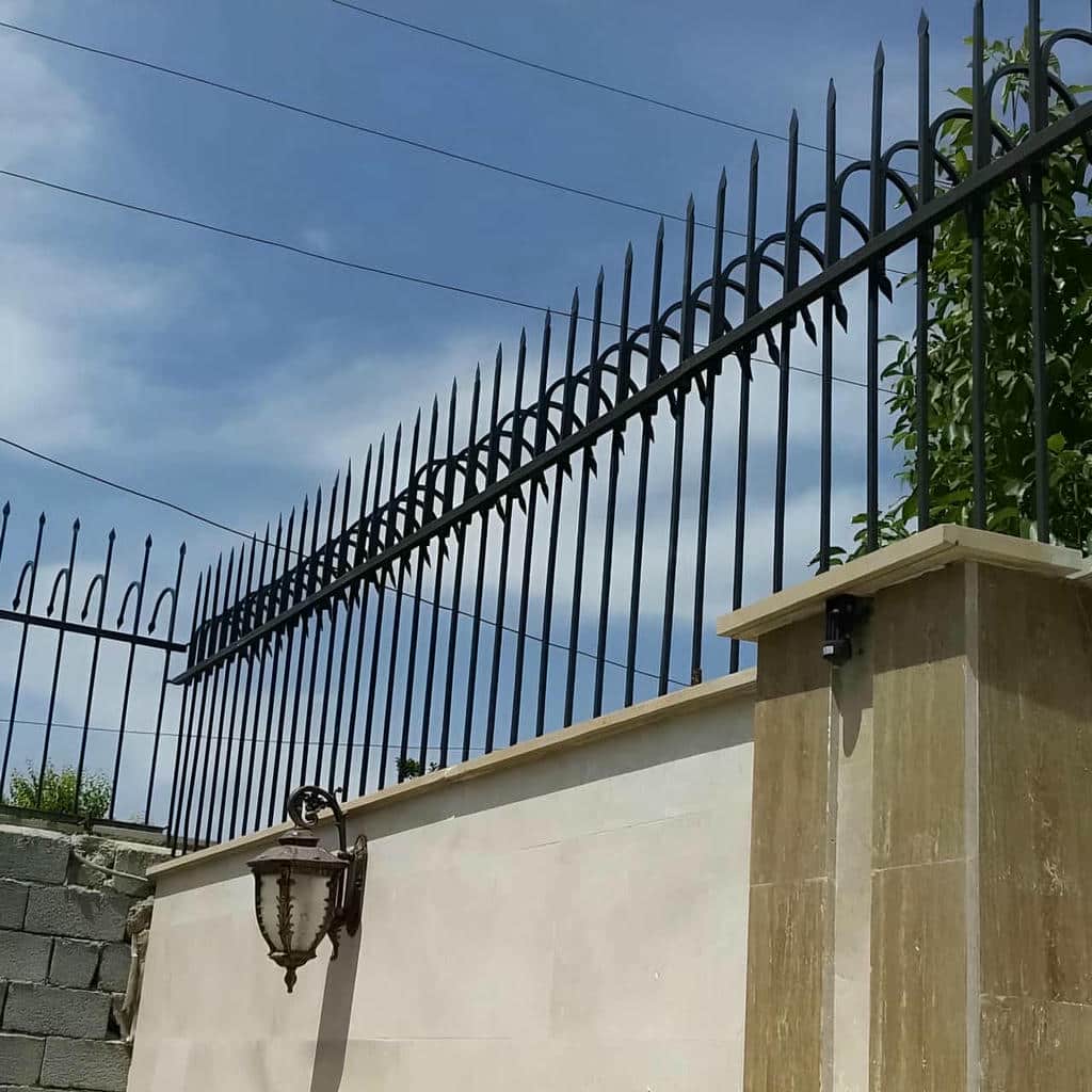 نصب حفاظ سرنیزه سه شاخه روی دیوار در ساری
