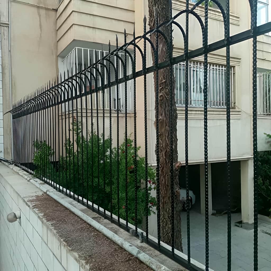 اجرای حفاظ دیوار کلاسیک سرنیزه با تراز منظم در ساری
