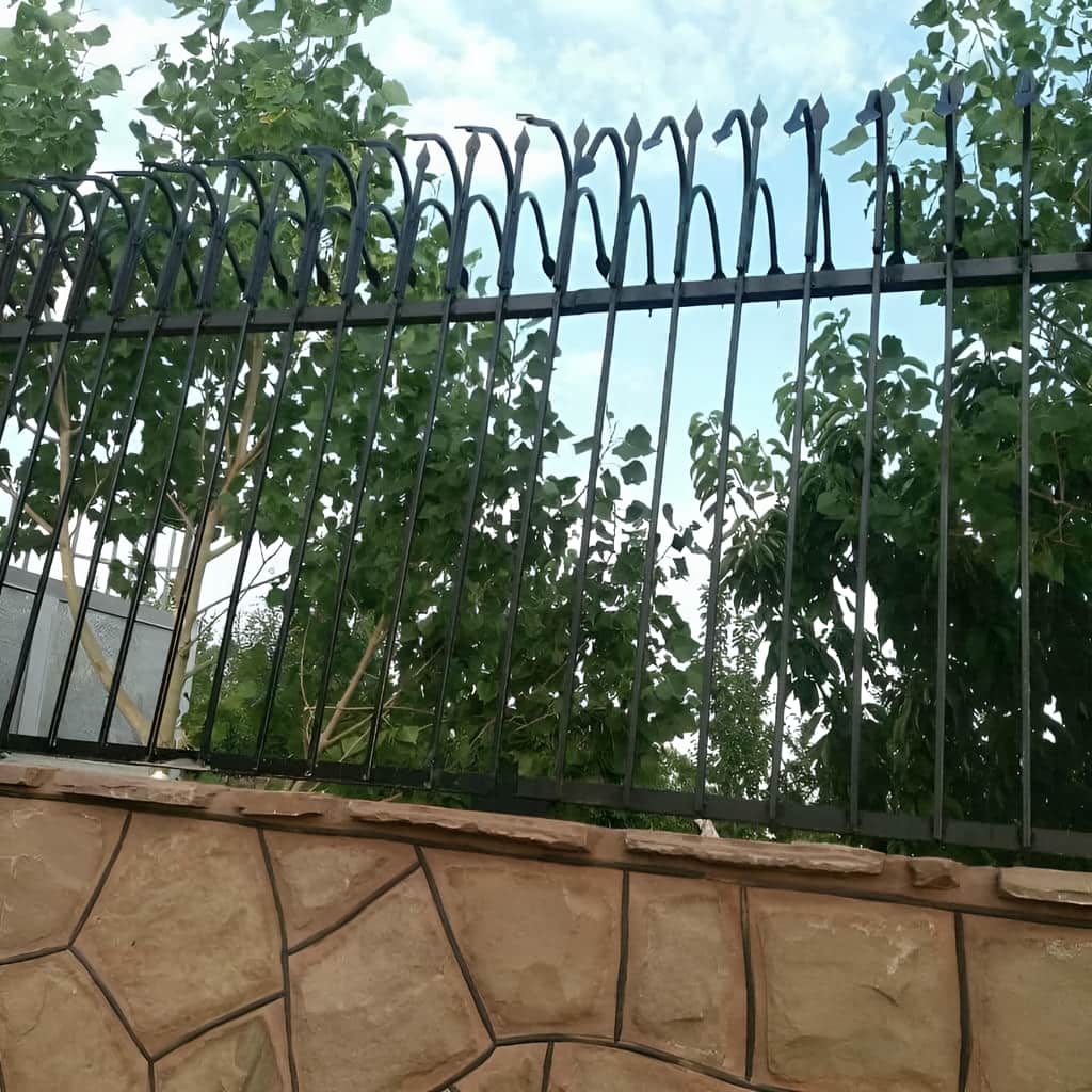 سفارش حفاظ دیوار کلاسیک سرنیزه متناسب با نمای ساختمان در ساری
