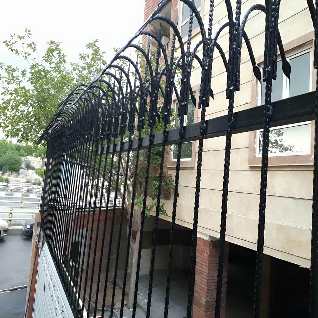 اجرای حفاظ سرنیزه ای سهشاخه برای دیوار حیاط در ساری اجرای حفاظ سرنیزه ای سهشاخه برای دیوار حیاط در ساری