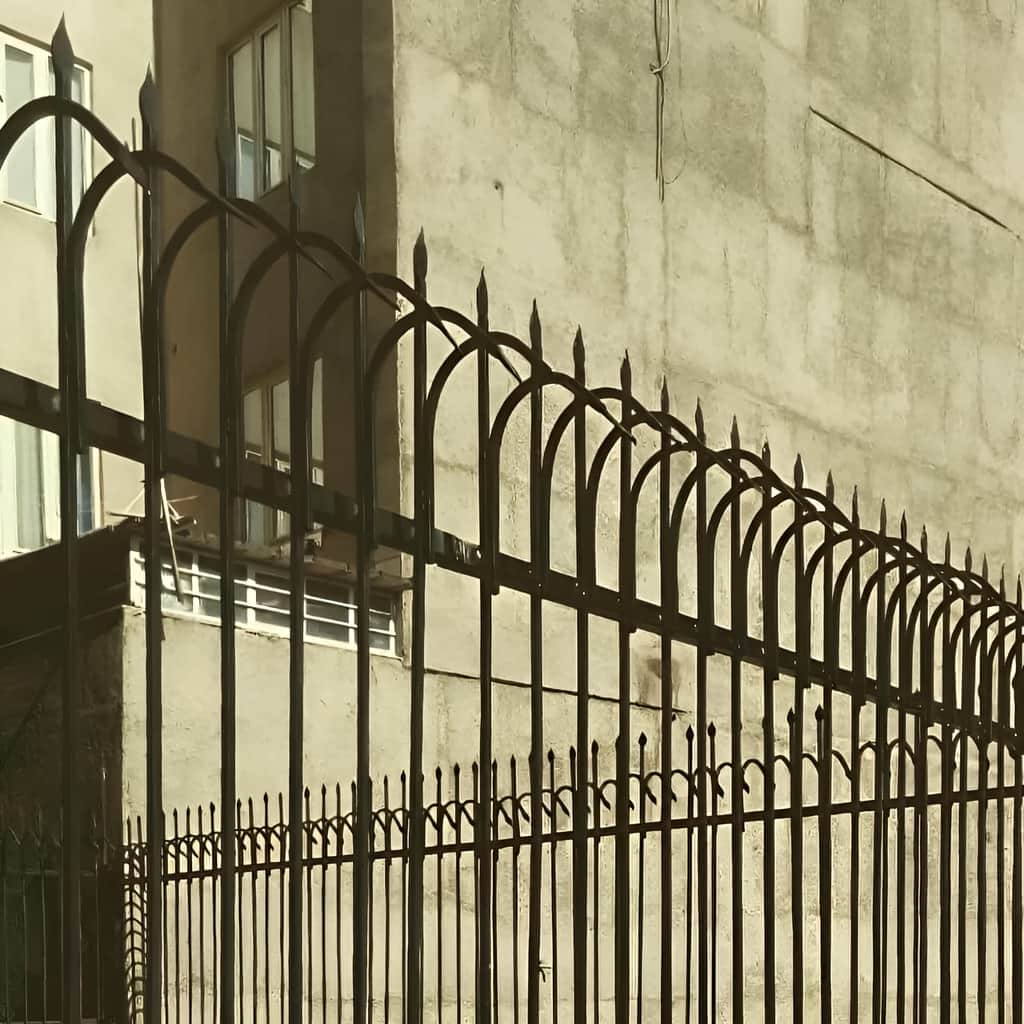 نصب حفاظ دیوار کلاسیک سرنیزه روی بستر مناسب در ساری نصب حفاظ دیوار کلاسیک سرنیزه روی بستر مناسب در ساری