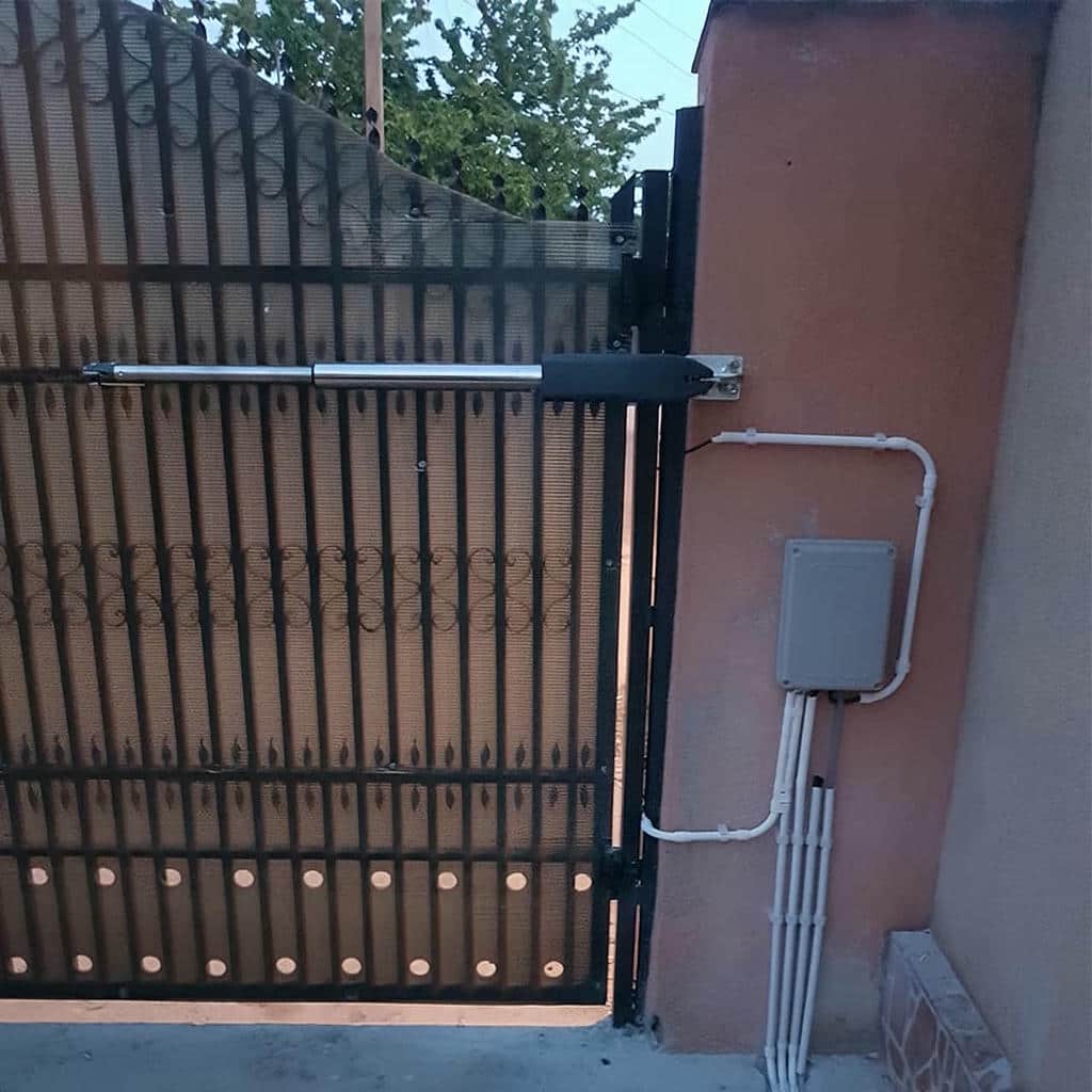 جک بازویی روی درب پارکینگ ساری