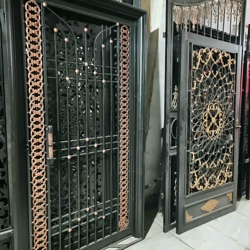 نصب درب ویلایی نفررو کنار پارکینگ در ساری با کنترل تراز نصب درب ویلایی نفررو کنار پارکینگ در ساری با کنترل تراز