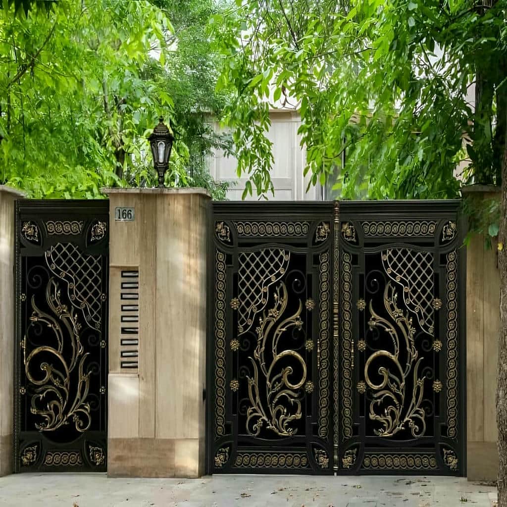 درب آهنی باغ ماشین رو قاب‌دار در ساری