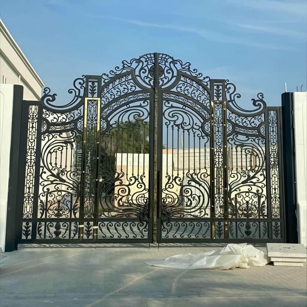 اجرای درب ویلایی پارکینگ دو لنگه در ساری با یراق‌آلات هماهنگ