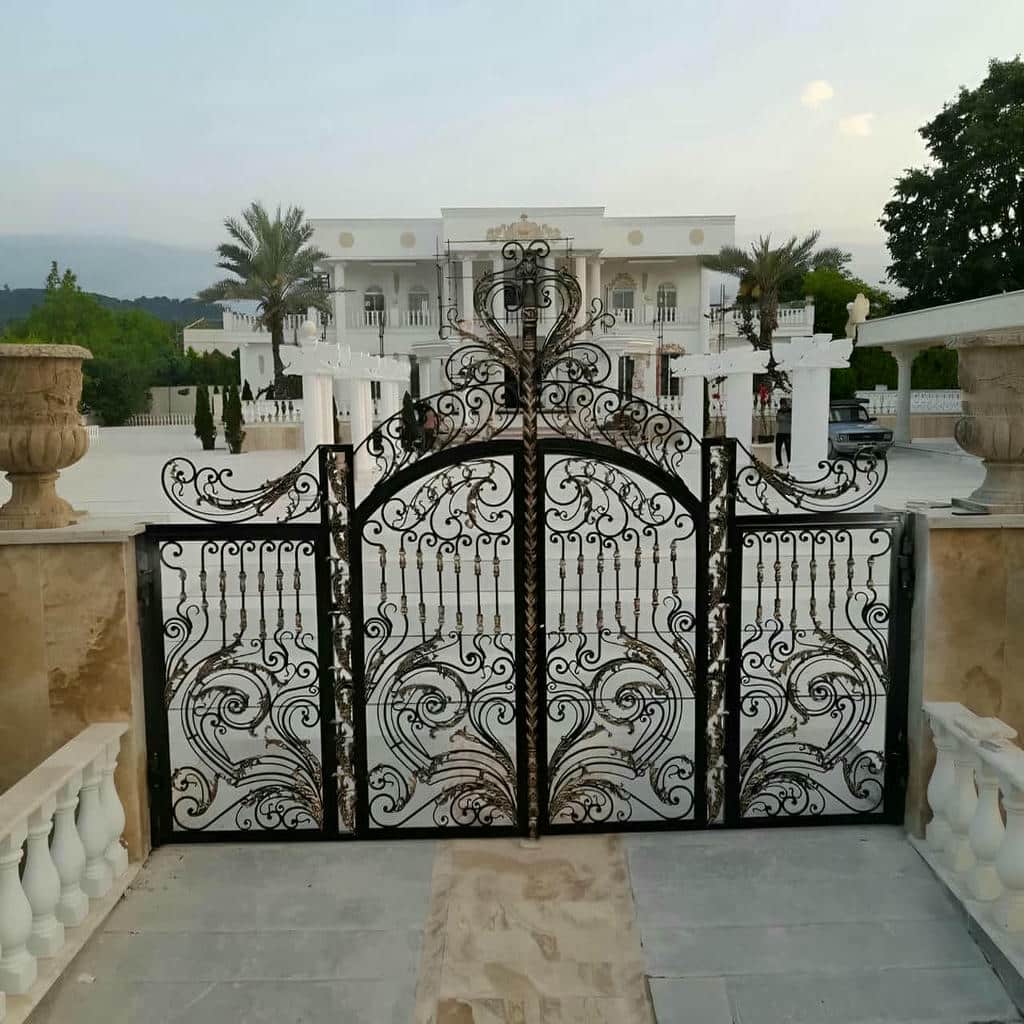 درب ساختمان ساده شاسی فلزی با خطوط مدرن در ساری