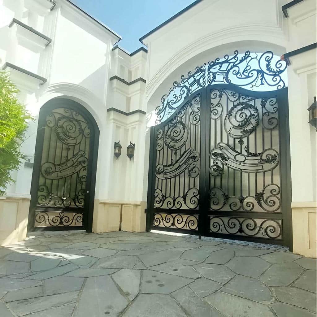 نصب درب فلزی پارکینگ دو لنگه عریض با فریم مناسب در ساری