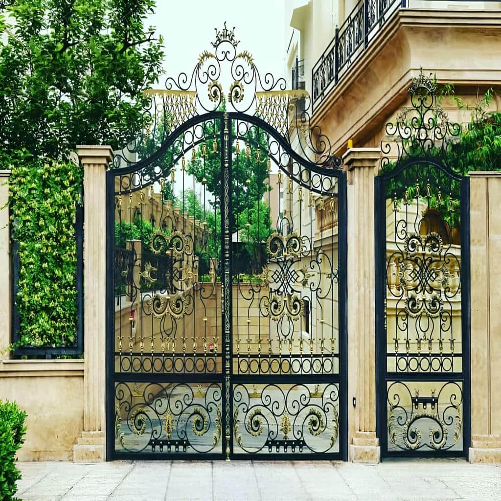 اجرای درب حیاط لولایی ستون دار با لولای مناسب در ساری