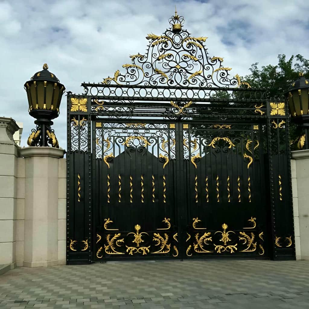درب فلزی پارکینگ عریض در ساری با طرح فرفورژه